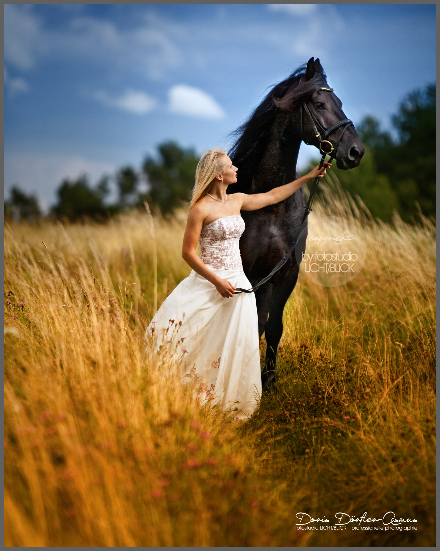 Tolle Braut beim Reiten 