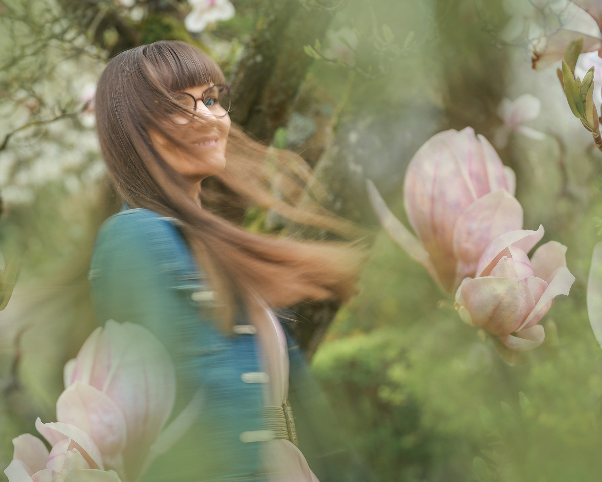 Frauenportrait-dorisdörfler-onlocation-magnolienblüten-frühling-pegnitz portrait einer jungen Frau mit Magnolienblüten