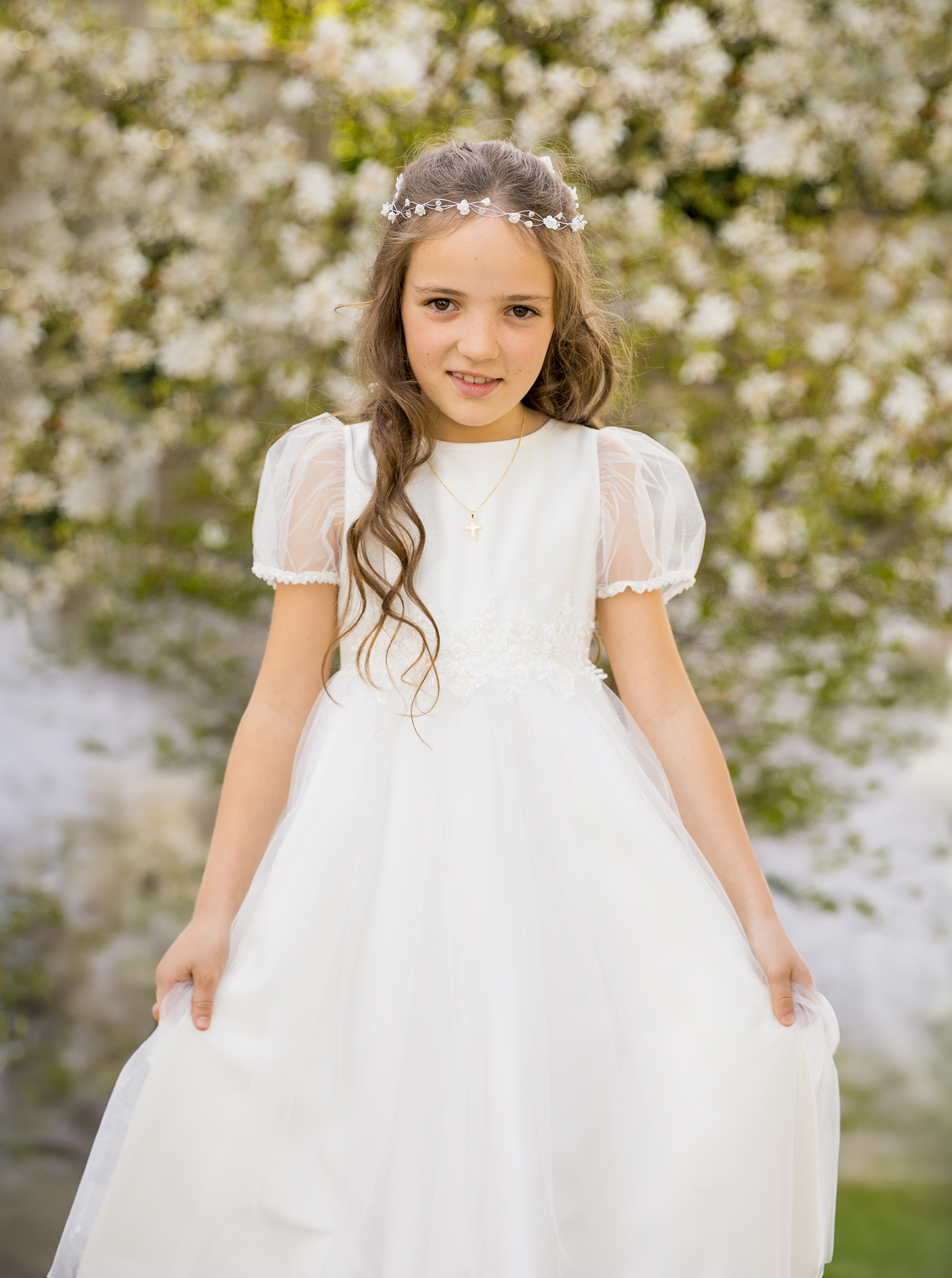 Frühling-2026-kommunionfotos-doris-dörfler-fotostudio-lichtblick-pegnitz Kommunionkind mit Kirschblüten imGarten