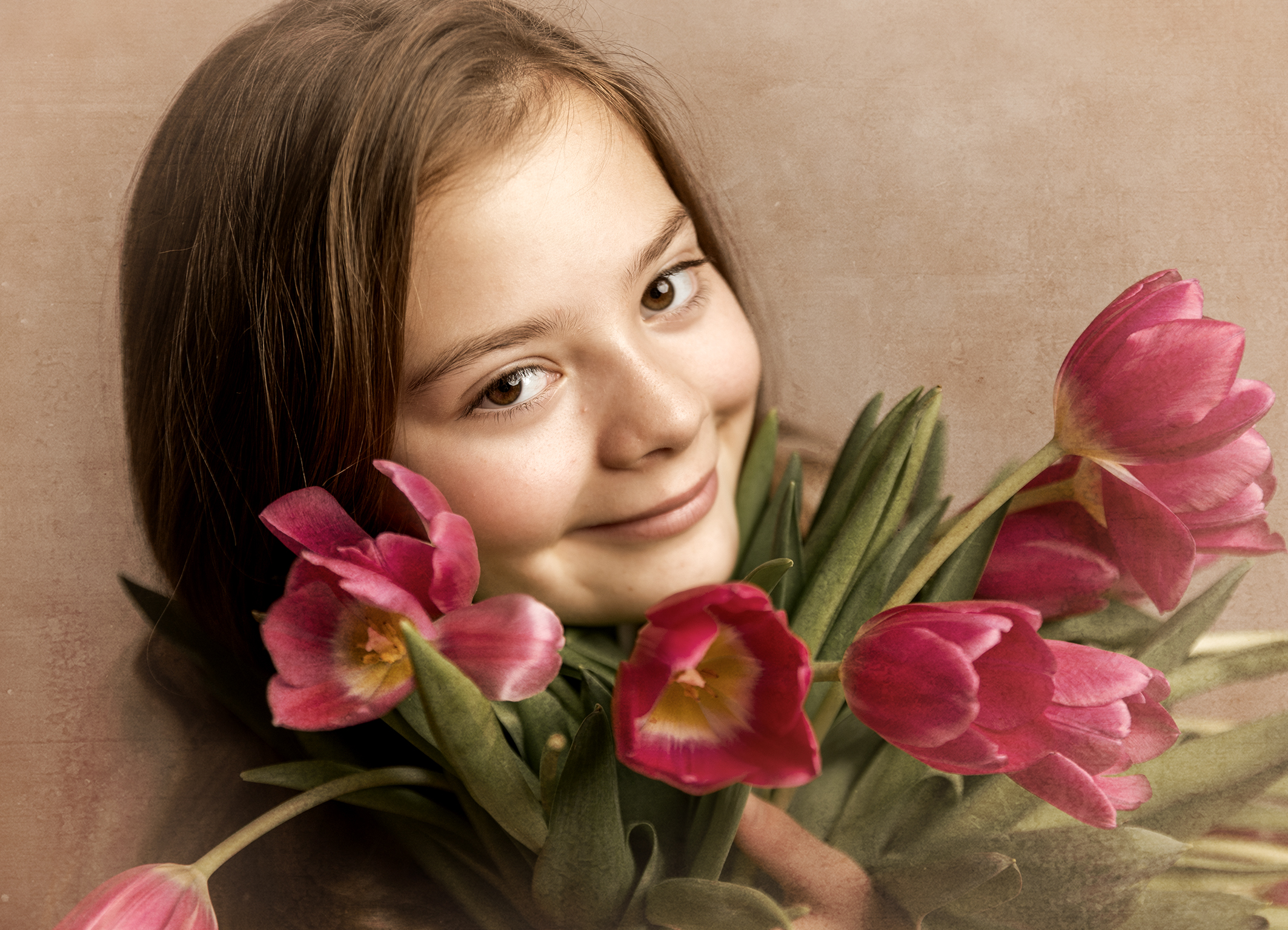 Mädchen Portrait mit tulpenstrauss
