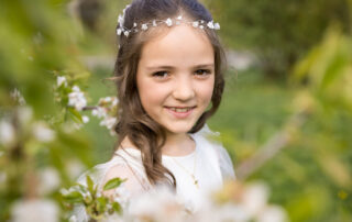 kommunionfoto mit kirschblütenbaum im Gartenatelier