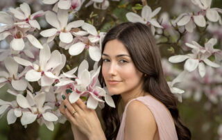 Outdoorportrait unter einem großen Magnolienbaum, Pegnitz