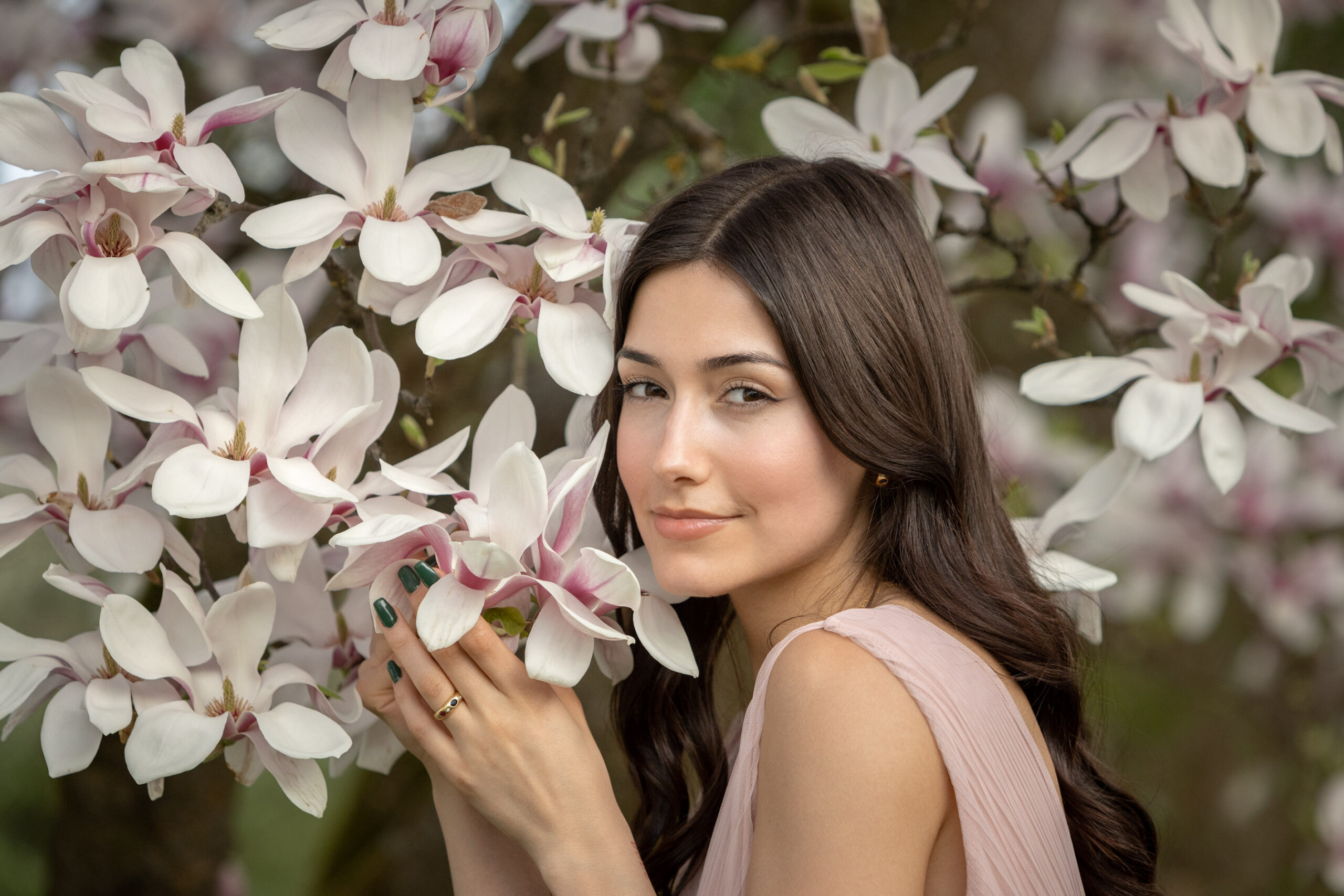 Outdoorportrait unter einem großen Magnolienbaum, Pegnitz