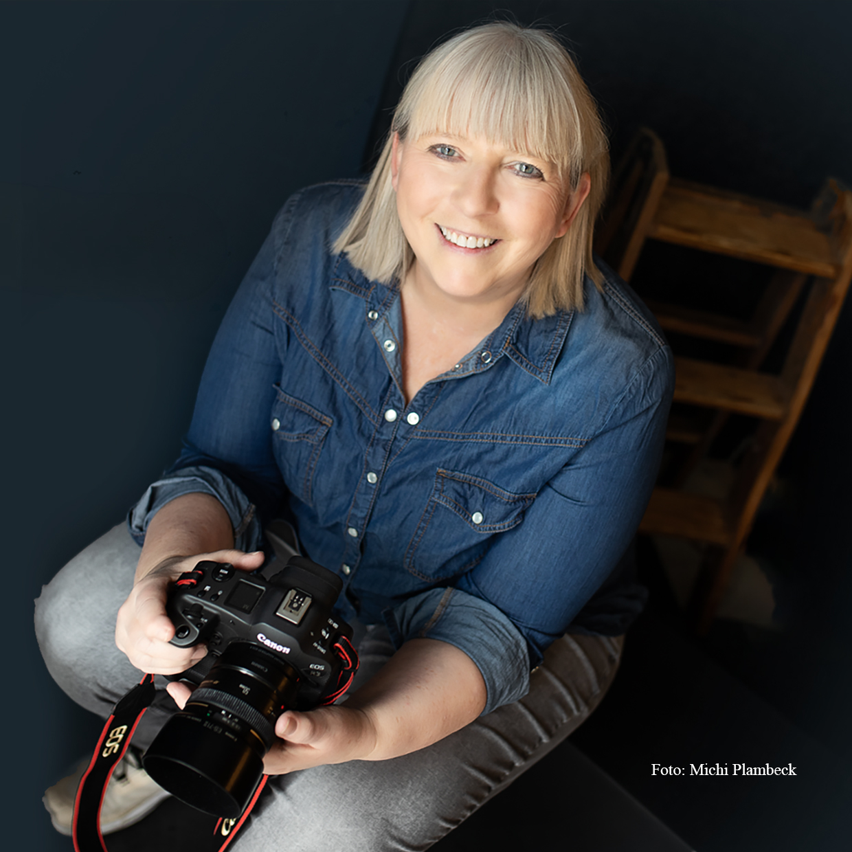 Fotografin fotografiert im Fotostudio mit Kamera