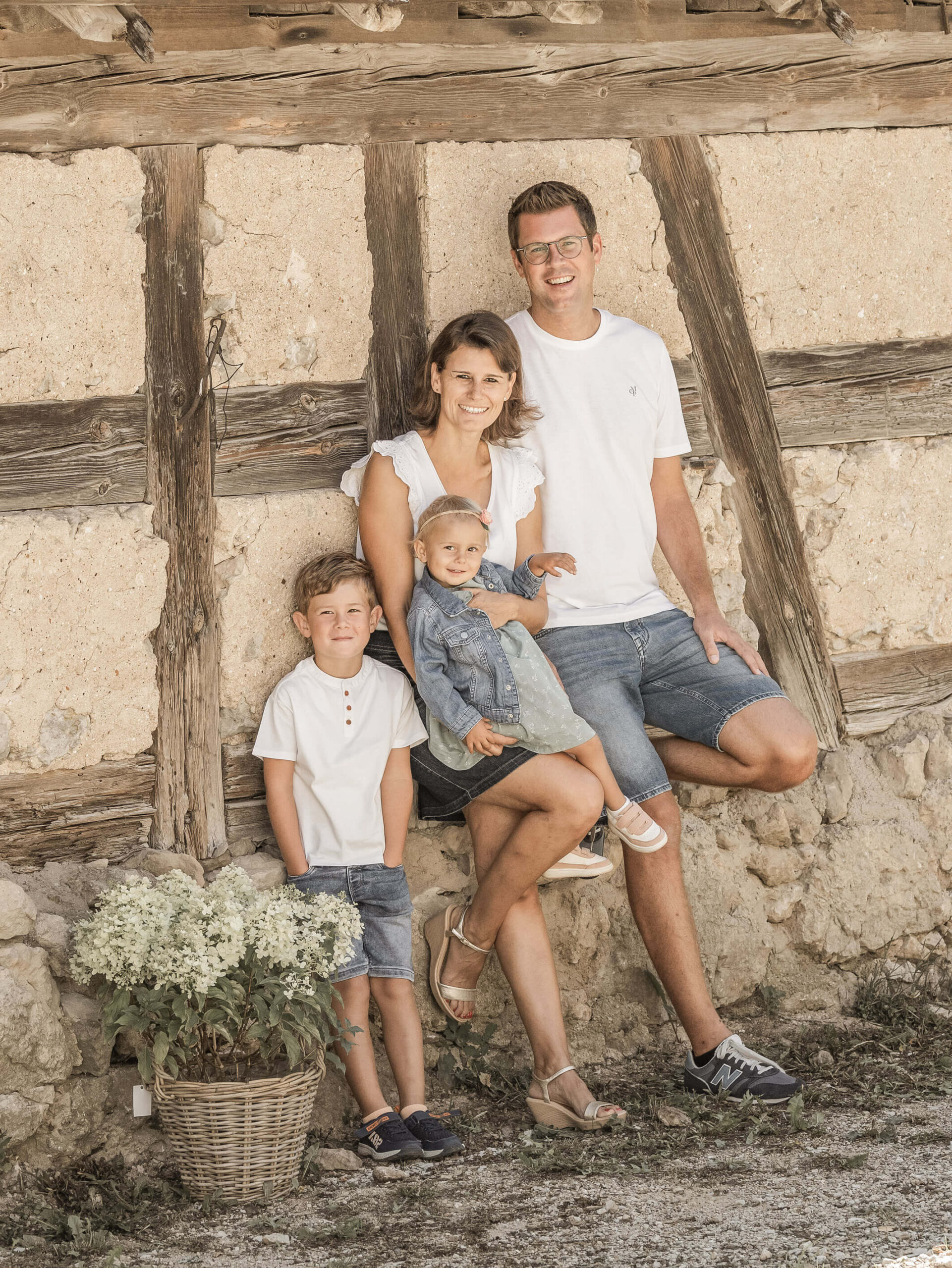 Familienfoto-outdoor-natur-betzenstein-doris-dröfler (1) Familie mit zwei Kindern an einer Fachwerkscheune, warmes Sommerportrait in der Natur.