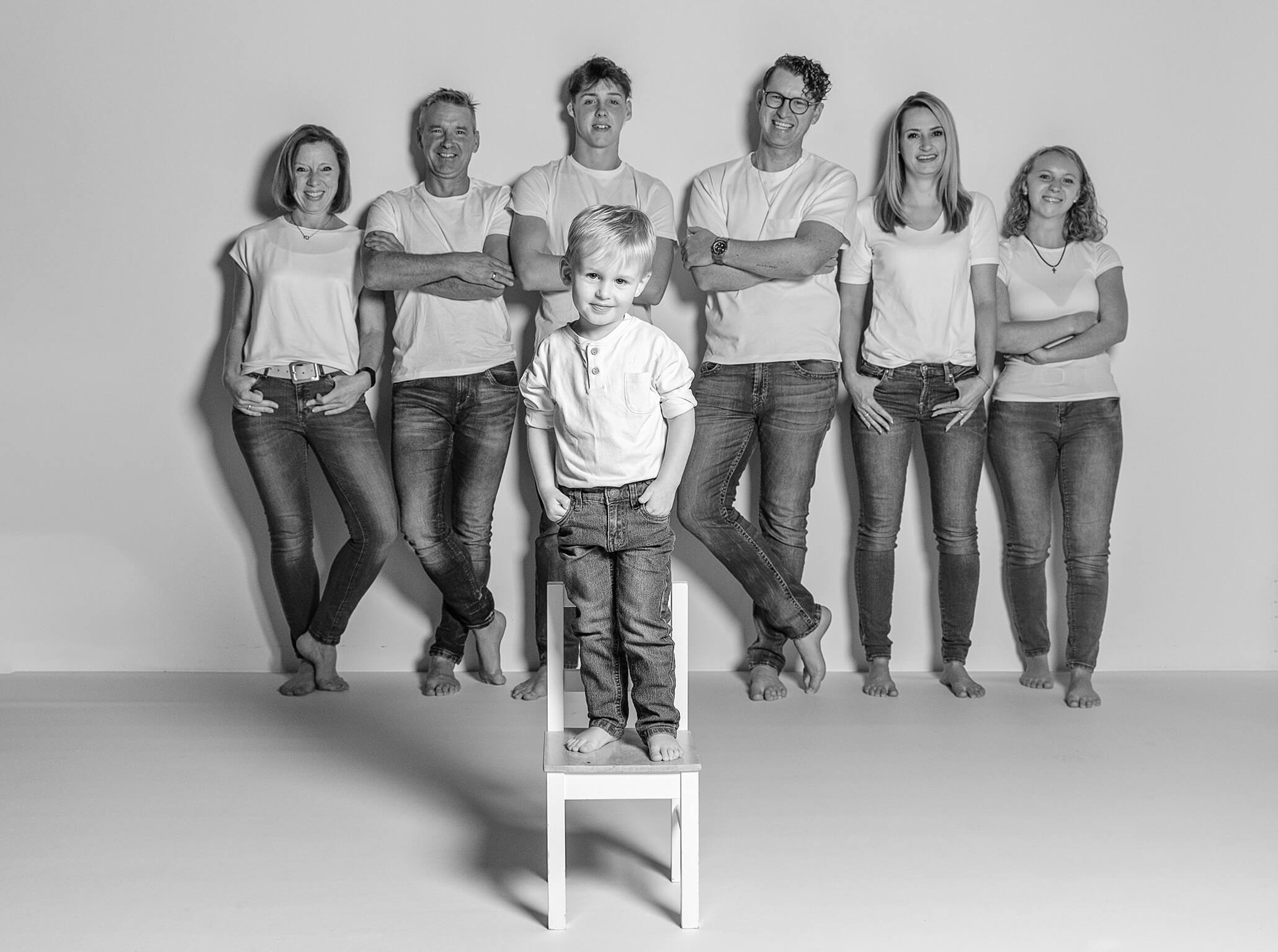 Familienfoto-portraitfotografie-fotostudio-lichtblick-pegnitz-dörfler-doris Familienportrait im Studio, Kind im Vordergrund auf einem Stuhl, Eltern im Hintergrund.