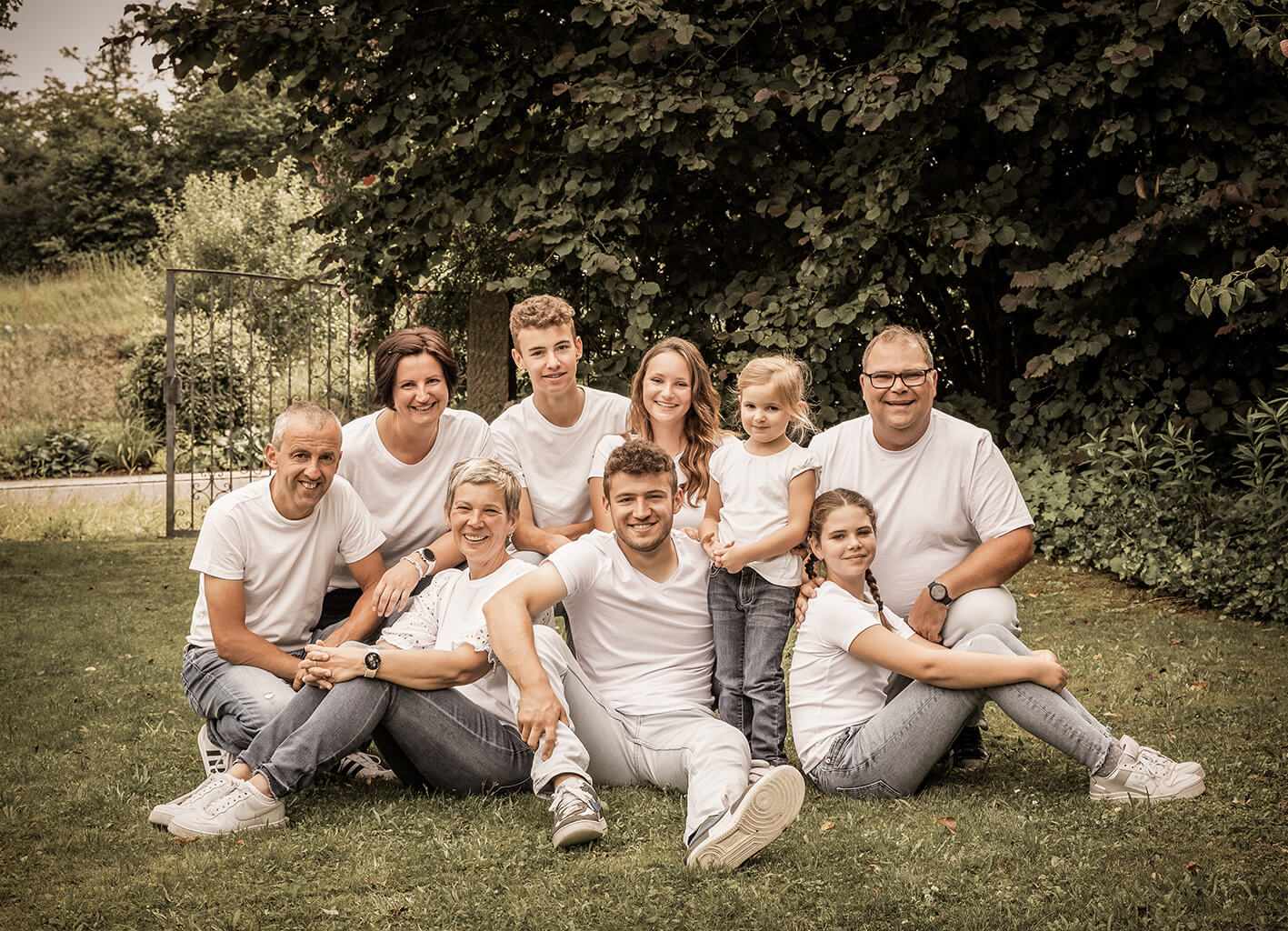 Family,Outdoorportrait,gartenatelier,lichtblick,pegnitz,doris,dörfler,gartenatelier Großfamilie im Gartenatelier auf einer Wiese, helle Kleidung und ruhige Bildstimmung.