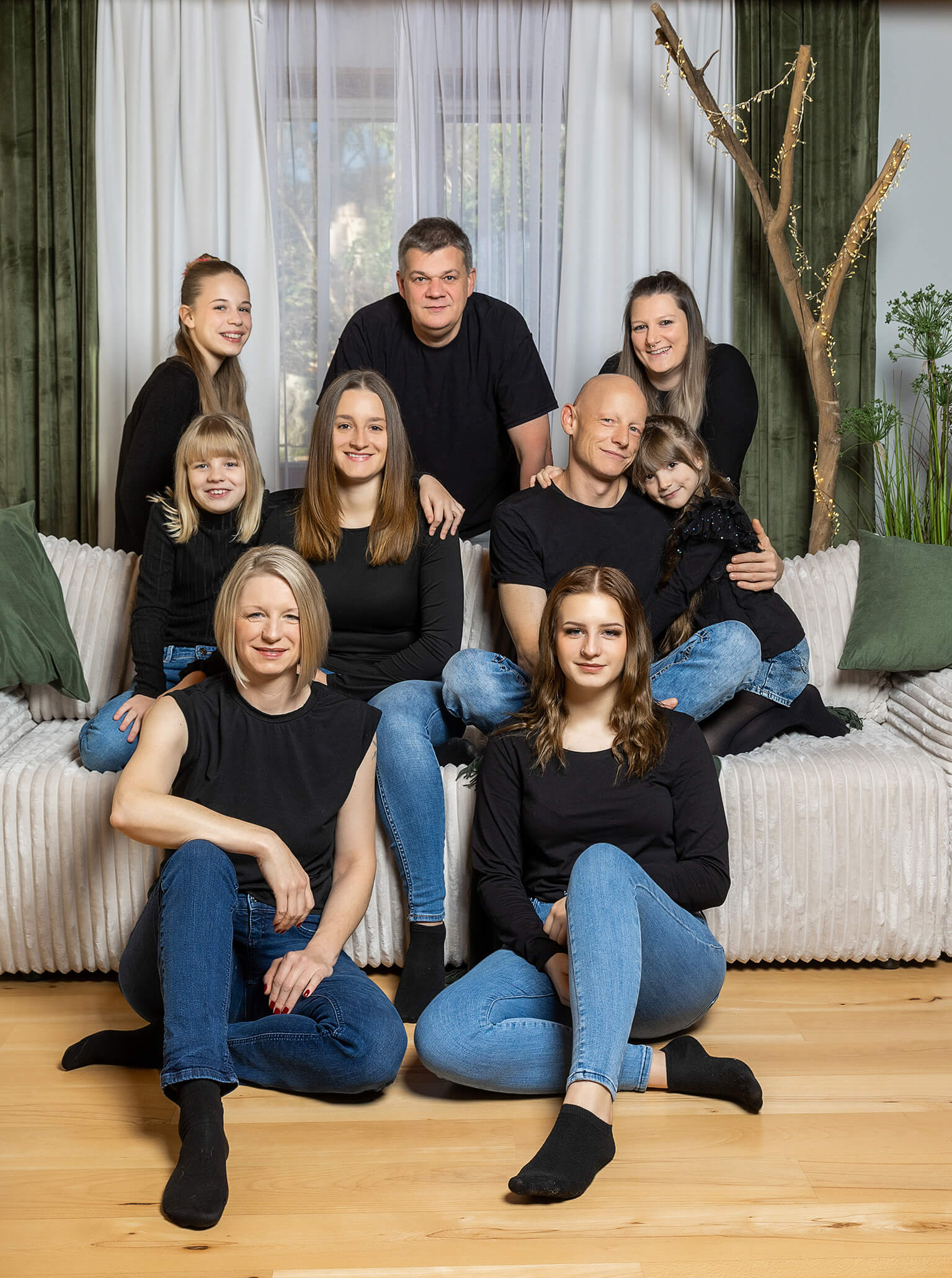 familienportrait-fotostudio-pegnitz-doris-dörfler-lichtblick-sofa Großfamilie im Fotostudio, alle in dunkler Kleidung auf dem Sofa angeordnet.