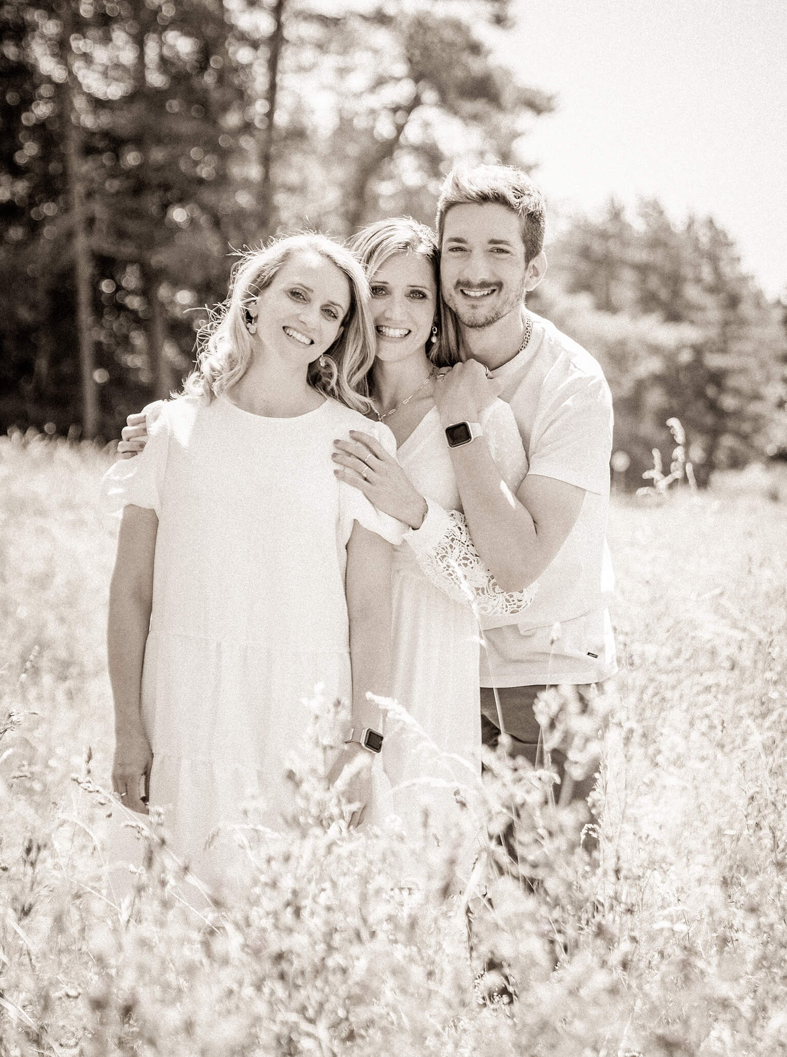 geschwisterportrait-outdoor-homefotoserie-doris-dörfler-pegnitz Geschwister im Garten, drei Kinder kuscheln und lachen miteinander.