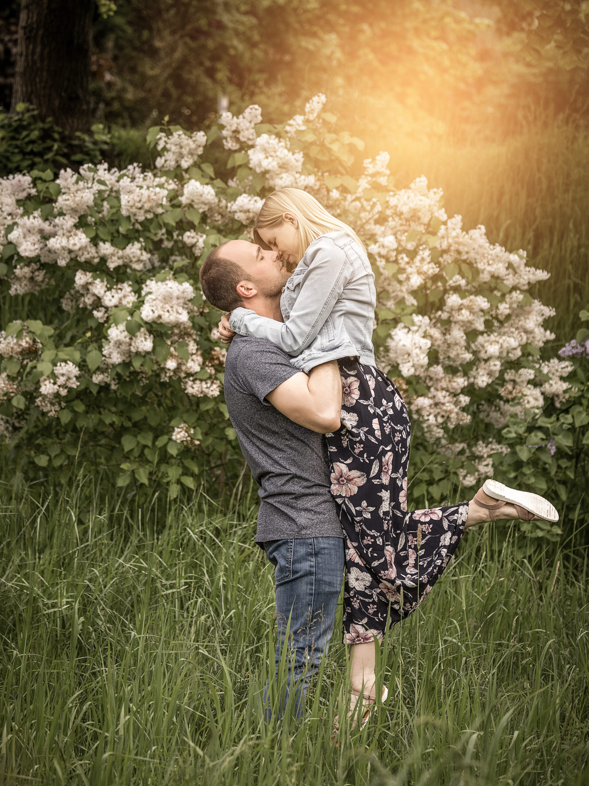 outdorrfotoshooting,doris,dörfle,rpegnitz,lichtblick,frühling,lover Paar Fotoserie im Garten mit Apfelbaumblüte