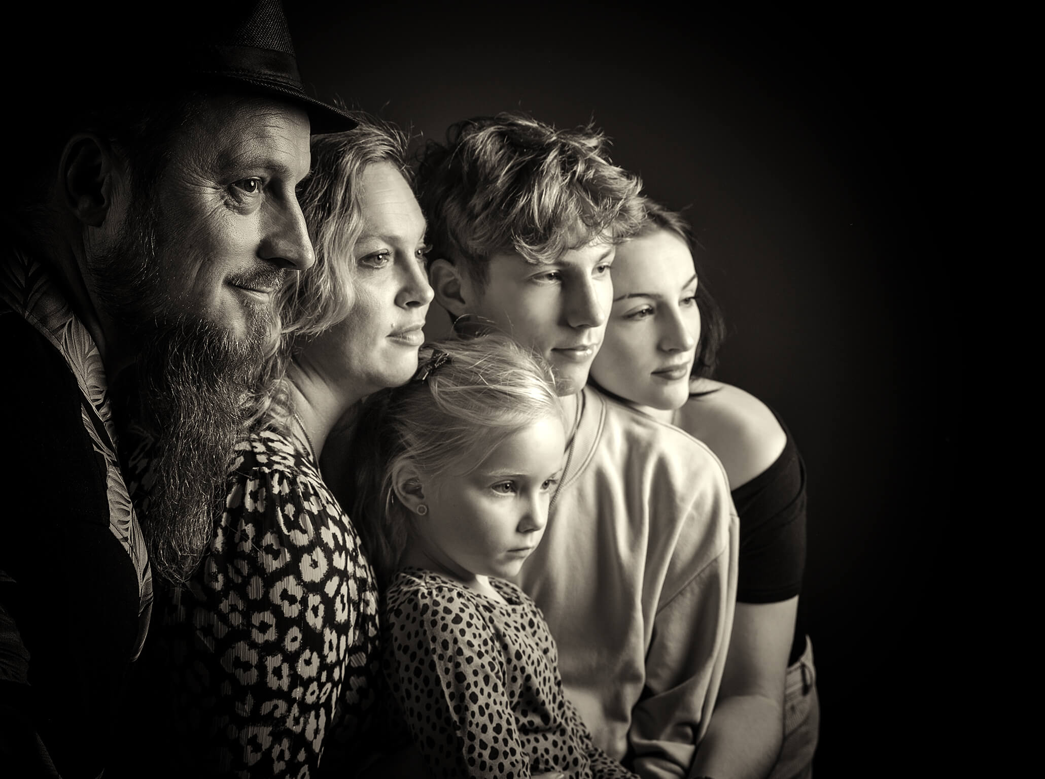 profilfoto-familie-schwarzweiss-doris-dörfler-lichtblick-pegnitz Schwarz weiß Familienportrait im Studio, fünf Personen eng beieinander mit Licht und Schatten.