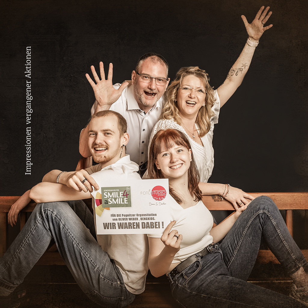 Famlienfoto im fotostudio alle jubeln und reißen die Arme hoch
