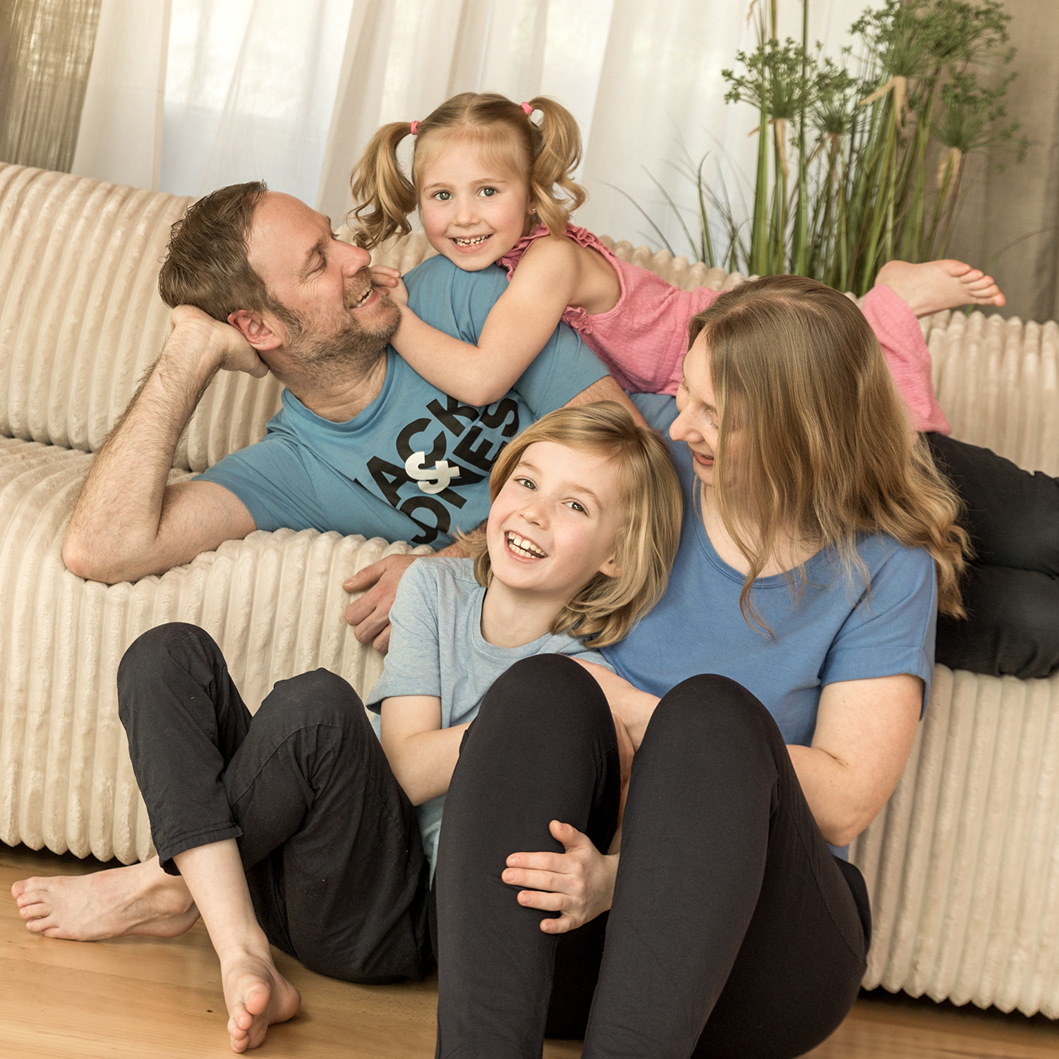 Familienfotografie-im-fotostudio-sofa-doris-dörfler-lichtblick-pegnitz Familienportrai auf einem sofa fotografiert im fotostudio lichtlbick