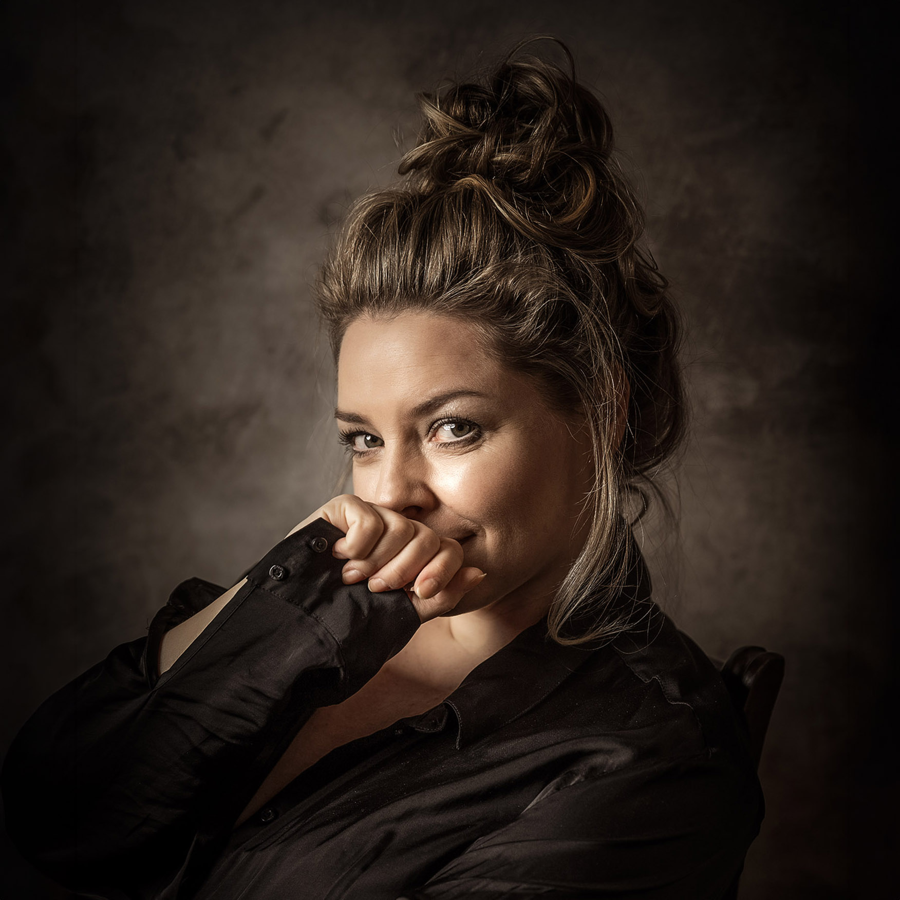 Frauenportrait im Fotostudio mit intensiven blick in die Kamera Karolina Lodyga