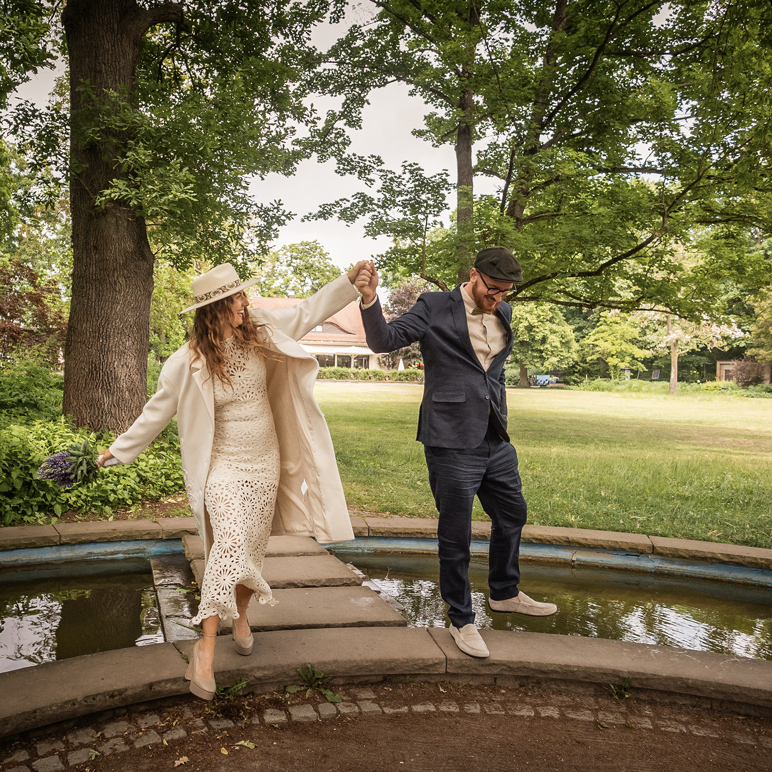 Brautpaar tanzt über eine Brücke im Stadtpark Fürth, romantische Standesamt Hochzeit.