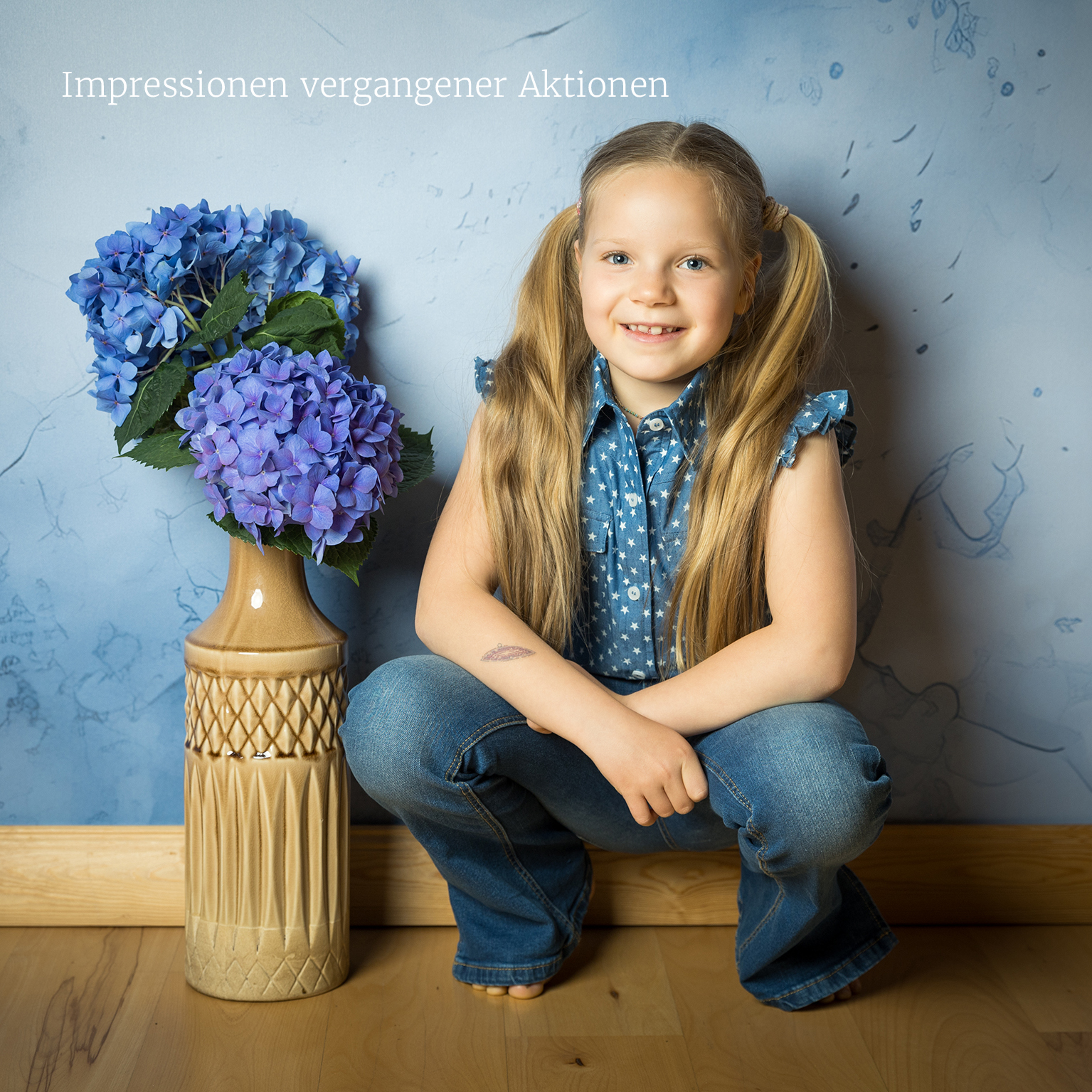 Kind sitzt in der Hocke auf dem Fußboden eine Blumenvase steht daneben Smie4asmile spendenaktion