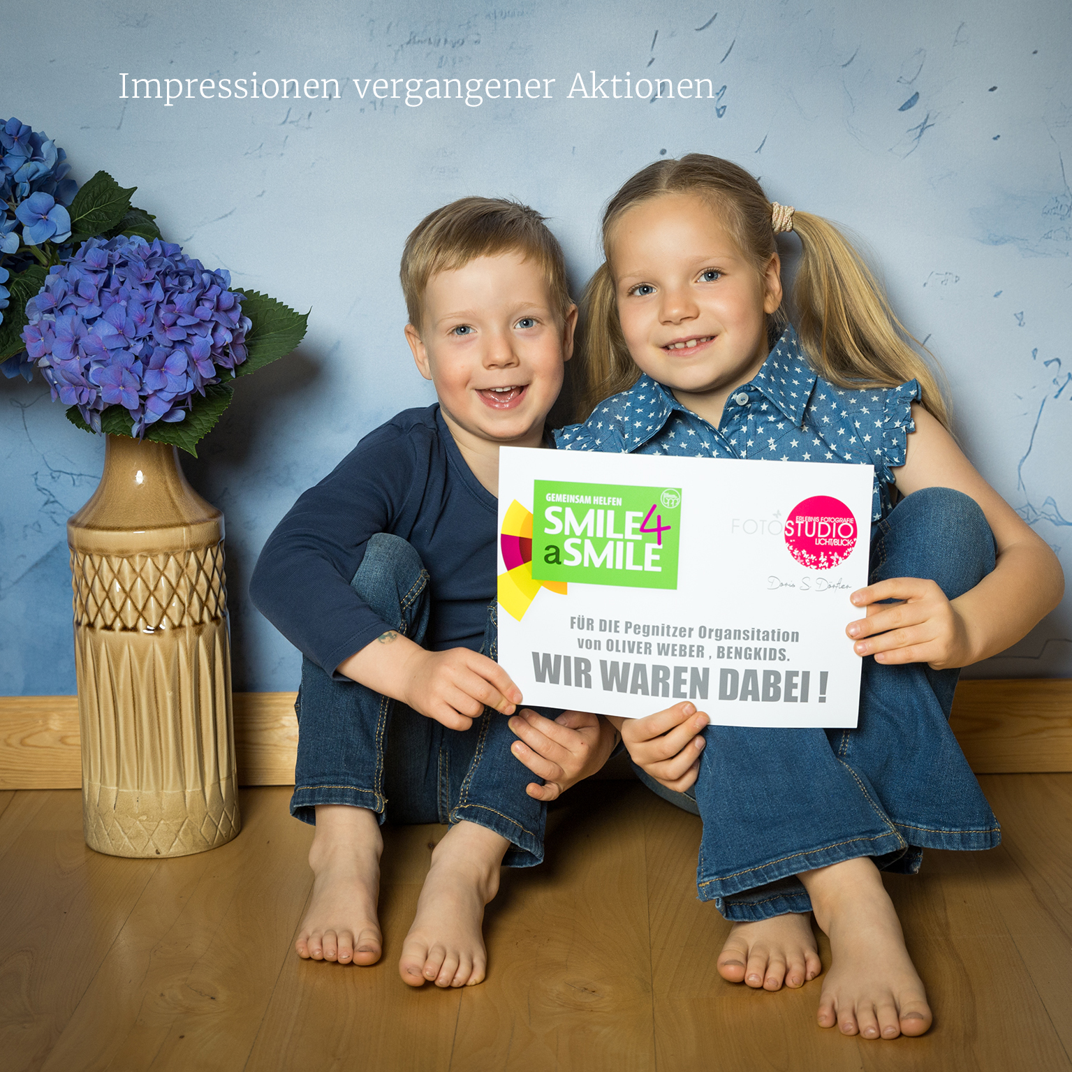 Geschisterfoto im Fotostudio die kids haben den Daumen nach oben gehoben und schreiben in die Kamera