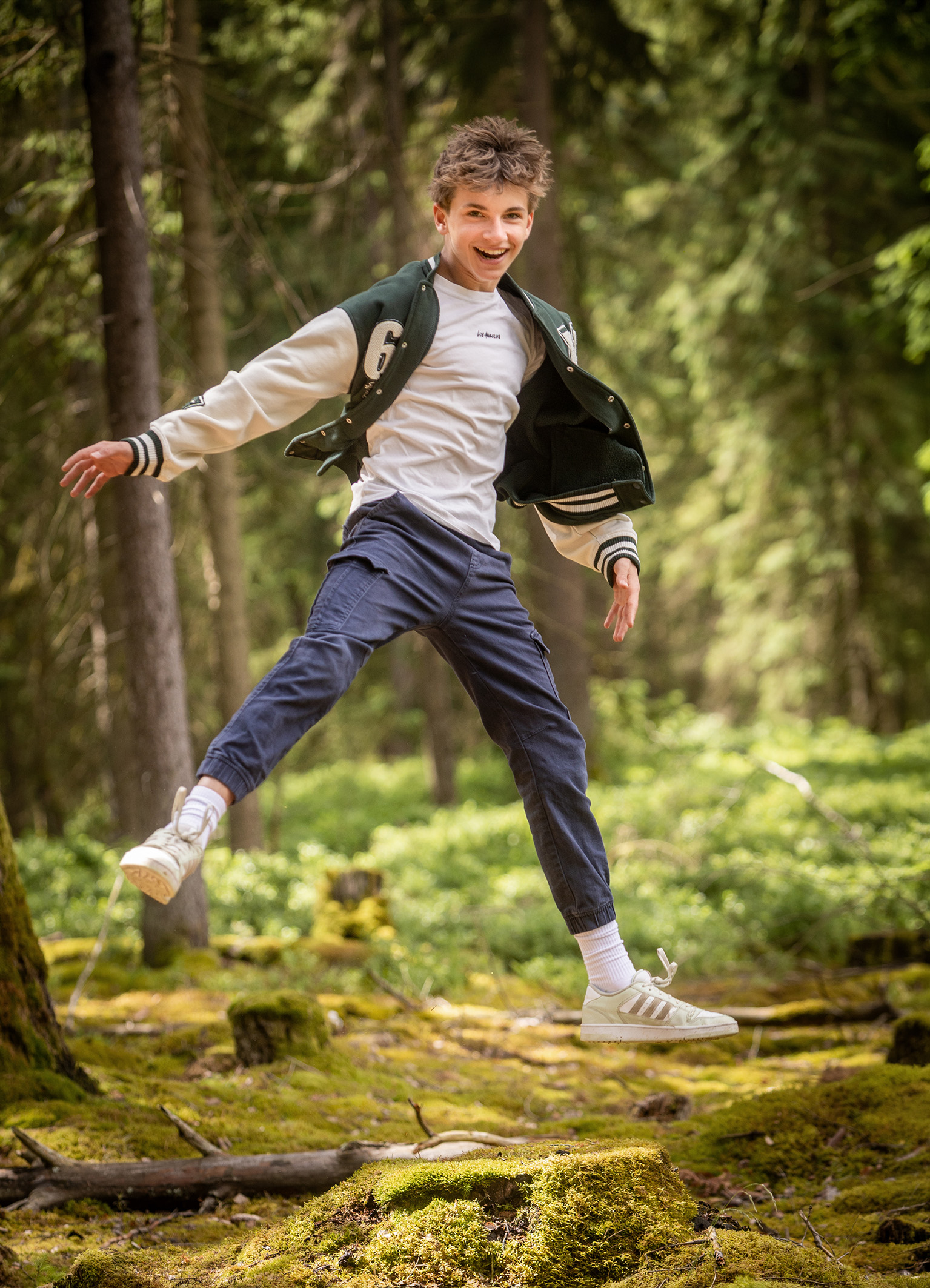 Familienfoto-indernatur-veldensteinerforst-doris-dörfler-pegnitz sportliches Portrait Junge springt hoch im Wald