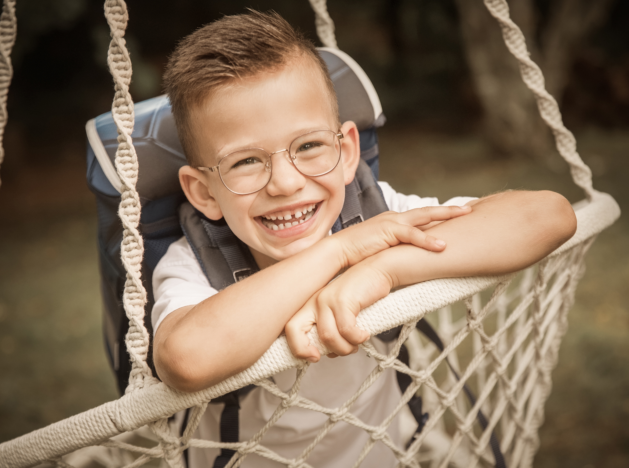 Schulanfangfotos-2026-Doris-Dörfler-endlich-schulkind-Fotostudio-Lichtblick-Pegnitz-filmlook Junge lacht ganz frech in die Kamera Foto in der Natur