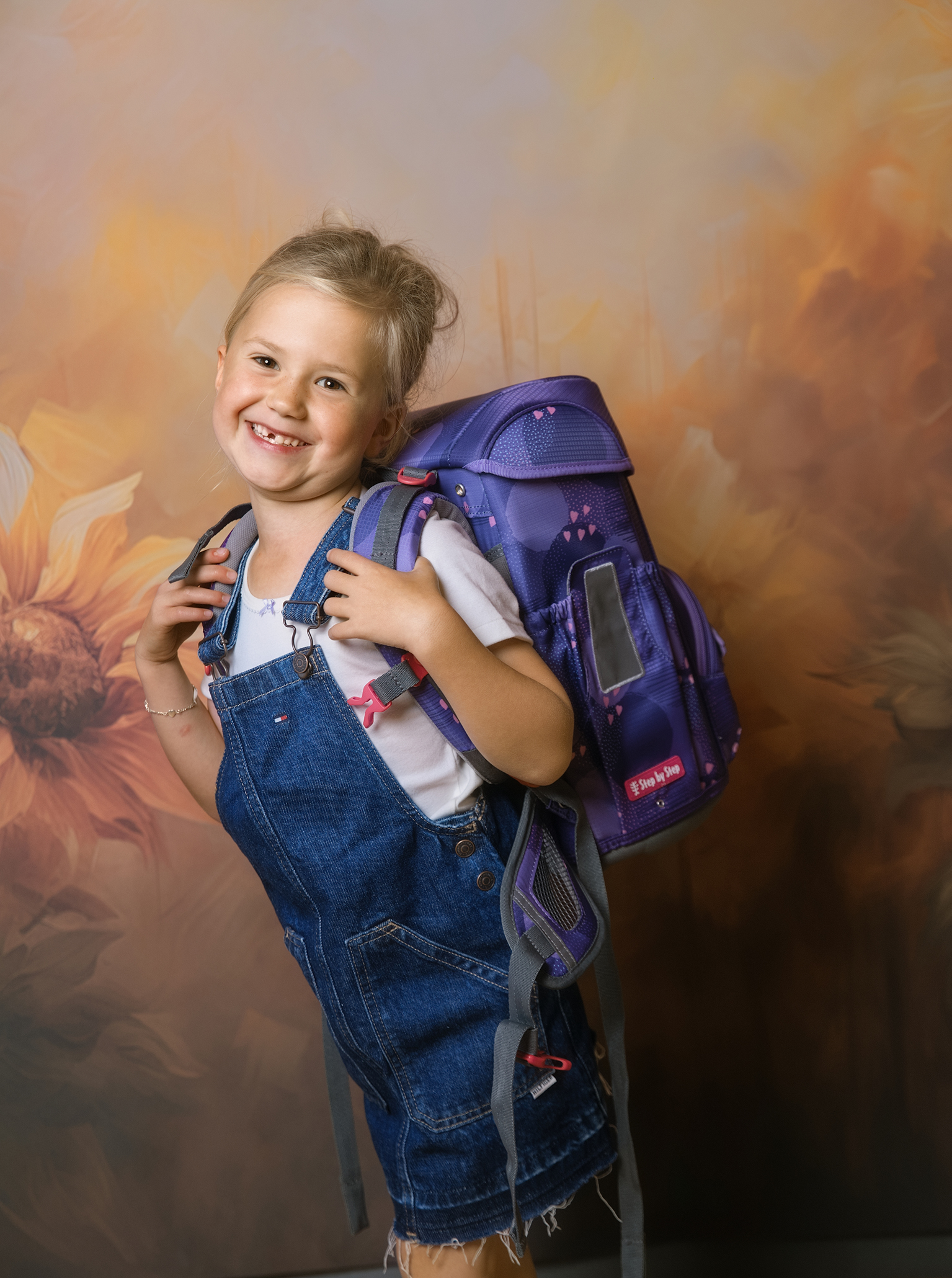 Schulanfangfotos-Doris-Dörfler-2026-Fotostudio-Lichtblick-Pegnitz-im-Fotostudio Portraitaufnahme eines Schulkindes im Fotostudio mit einem Sonnenblumenhintergrund