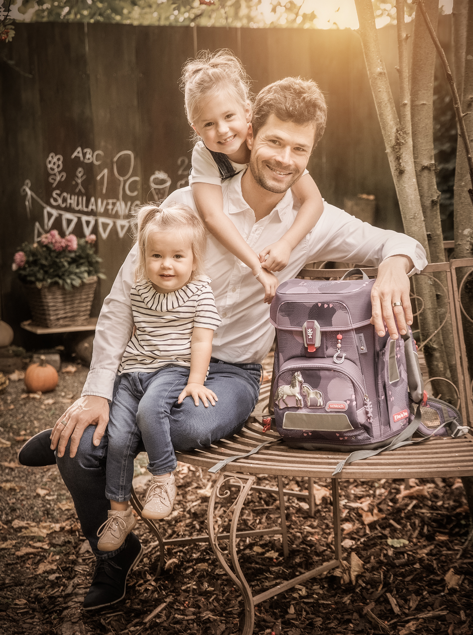 Schulanfangfotos-Doris-Dörfler-2026-Fotostudio-Lichtblick-Pegnitz Familienfoto Papa mit seinen zwei Töchtern Foto zum Schulanfang