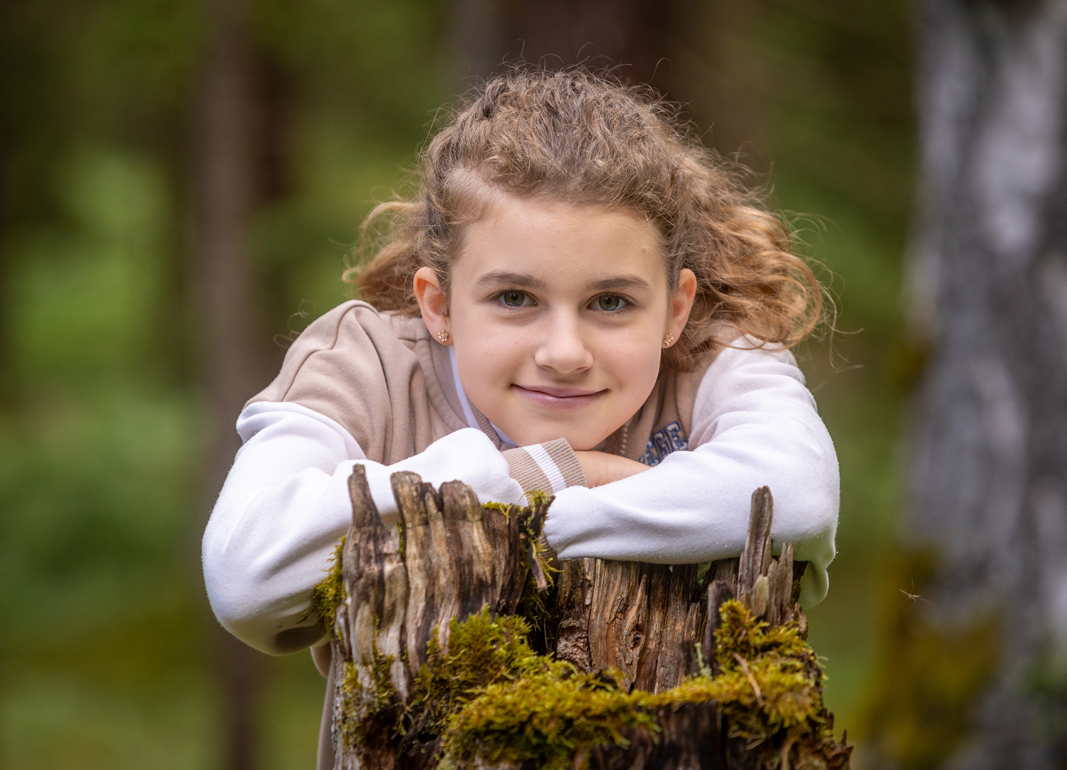 Teenportraits-foto-indernatur-veldensteinerforst-doris-dörfler-pegnitz Teenyportrait im Wald, junges Mädchen stütze sich auf einen Baum auf